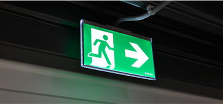 Panneau lumineux indiquant une sortie de secours
